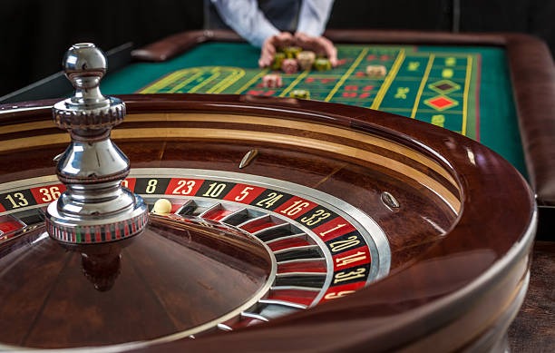 Platform tri888 menampilkan taruhan Liga 1, permainan kasino live-dealer, dan slot digital